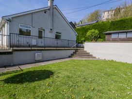 A garden area with a house and steps at Trem Y Foel in Penrhyndeudraeth
