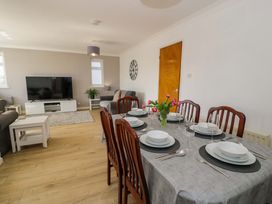 A dining room with a table and chairs at Trem Y Foel in Penrhyndeudraeth