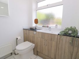 A bathroom featuring a sink and toilet at Trem Y Foel in Penrhyndeudraeth