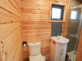 A bathroom with a sink and toilet at Maple Lodge at Bridge Lake Farm & Fishery, Chacombe