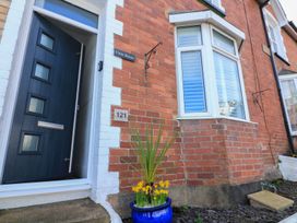 An entrance with a door and flower pot at Crew House in Dartmouth