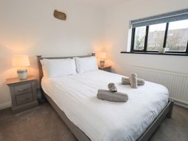 A bedroom featuring a bed with towels on it at Glen Lea in Giggleswick, Settle