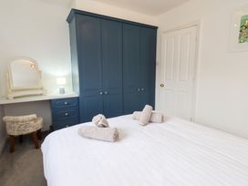 A bedroom with a bed and wardrobe at Glen Lea, Giggleswick, Settle
