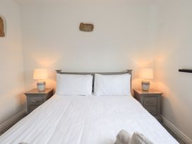 A bedroom with a bed and lamps at Glen Lea in Giggleswick, Settle