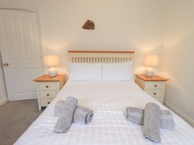 A bedroom with a bed and bedside tables at Glen Lea, Giggleswick, Settle