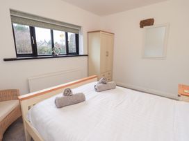 A bedroom with a bed and towels in Glen Lea, Giggleswick, Settle