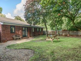 A garden with a bench and picnic table at The Cottage in Wimborne Minster
