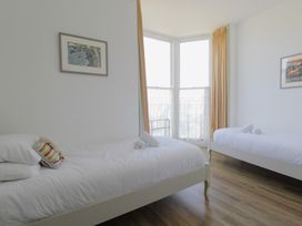 A bedroom with two single beds at 11 Cove View Apartments Ilfracombe