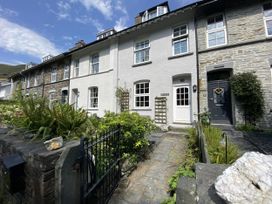 A front view of a house with door and windows at Swn Yr Afon Abergynolwyn near Tywyn