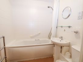 Flat 34 - Marine Court - Kent & Sussex - 1112830 - thumbnail photo 12