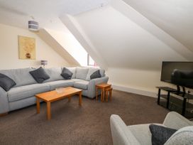 Flat 35 - Marine Court - Kent & Sussex - 1112832 - thumbnail photo 3