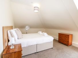 Flat 35 - Marine Court - Kent & Sussex - 1112832 - thumbnail photo 9