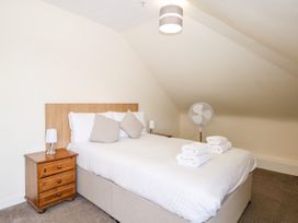 Flat 35 - Marine Court - Kent & Sussex - 1112832 - thumbnail photo 10