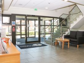 Flat 35 - Marine Court - Kent & Sussex - 1112832 - thumbnail photo 17