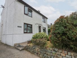 A house with bushes and a pathway at Fairfield in Llanbedrog