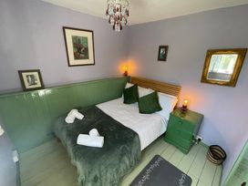 A bedroom with a bed and two lamps at 11 Penygroes in Llanddeusant