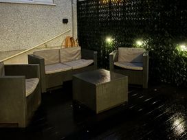 Seating arrangement with table in a garden at Y Berth in Llanberis