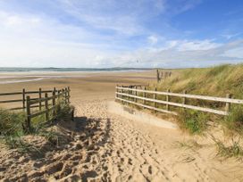 Trem Y Mor Lodge - Anglesey - 1113608 - thumbnail photo 18