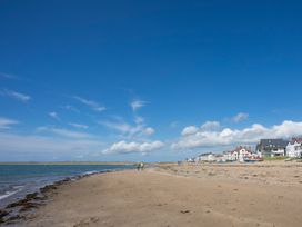 Trem Y Mor Lodge - Anglesey - 1113608 - thumbnail photo 23