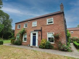 A house with blue door and garden at Kexby House