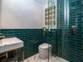 A bathroom with a sink, toilet, and shower at Kexby House