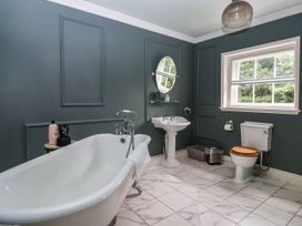 A bathroom with a bathtub, sink, and toilet at Kexby House