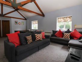 A living room with sofas and cushions at Kexby House