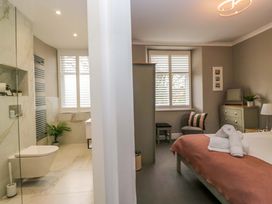 A bathroom with a toilet and bathtub at Beckmead in Windermere