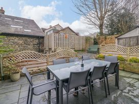 A garden with a dining table and chairs at Beckmead in Windermere