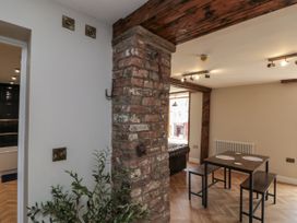 A dining room with a table and chairs at Betsy's Burrow