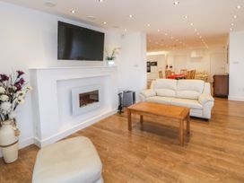 Top Of The Lane Luxury Holiday Apartment - Anglesey - 1115803 - thumbnail photo 11