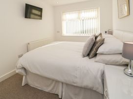 Top Of The Lane Luxury Holiday Apartment - Anglesey - 1115803 - thumbnail photo 24