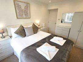 Top Of The Lane Luxury Holiday Apartment - Anglesey - 1115803 - thumbnail photo 26