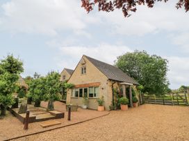 A house with garden and pathway at Pudding Hill Barn Cottage Bibury