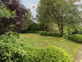 A garden with grass and hedges at Garsdale Foot in Sedbergh