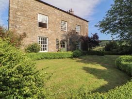 A house with windows and a lawn at Garsdale Foot in Sedbergh