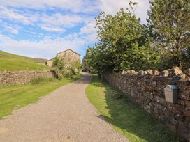A pathway leading to buildings with stone walls at Garsdale Foot Sedbergh