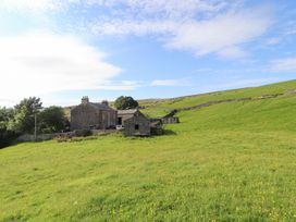 A house and outbuilding in a grass field at Garsdale Foot in Sedbergh