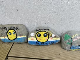 Painted rocks with beach scenes and text at Kippy Cottage Porthtowan