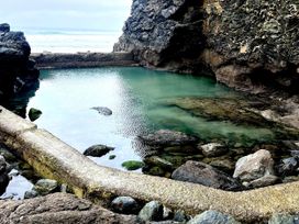 A rock pool near the sea at Kippy Cottage in Porthtowan