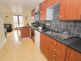 Whistle Stop Apartment - North Wales - 1116654 - thumbnail photo 8