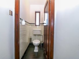 A bathroom with toilet and window at Faraway in Rhosneigr