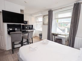 A studio room with a kitchen area and a bed at Bowness Central in Bowness-On-Windermere