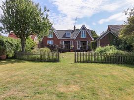 A house with a garden and fence at Seadrift in Dunwich Near Westleton