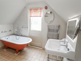 A bathroom with a bathtub and washbasin at Mariners Cottage, King Street, Aldeburgh