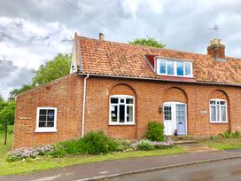 1 Tunns Cottages, Rushmere, nr Beccles - Norfolk - 1116954 - thumbnail photo 1