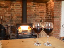 1 Tunns Cottages, Rushmere, nr Beccles - Norfolk - 1116954 - thumbnail photo 46