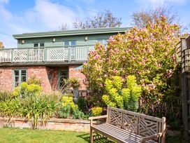 A garden with a bench and plants at Robert Sadler's Studio in Aldeburgh