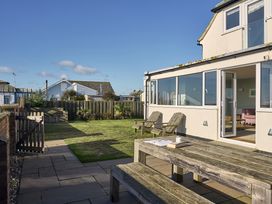 A garden with a table and chairs at Harbour Lights in Southwold