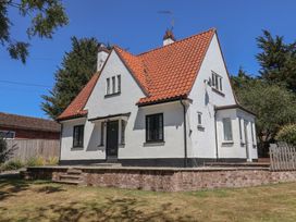 A house with a red roof and garden at High Ground, Reydon